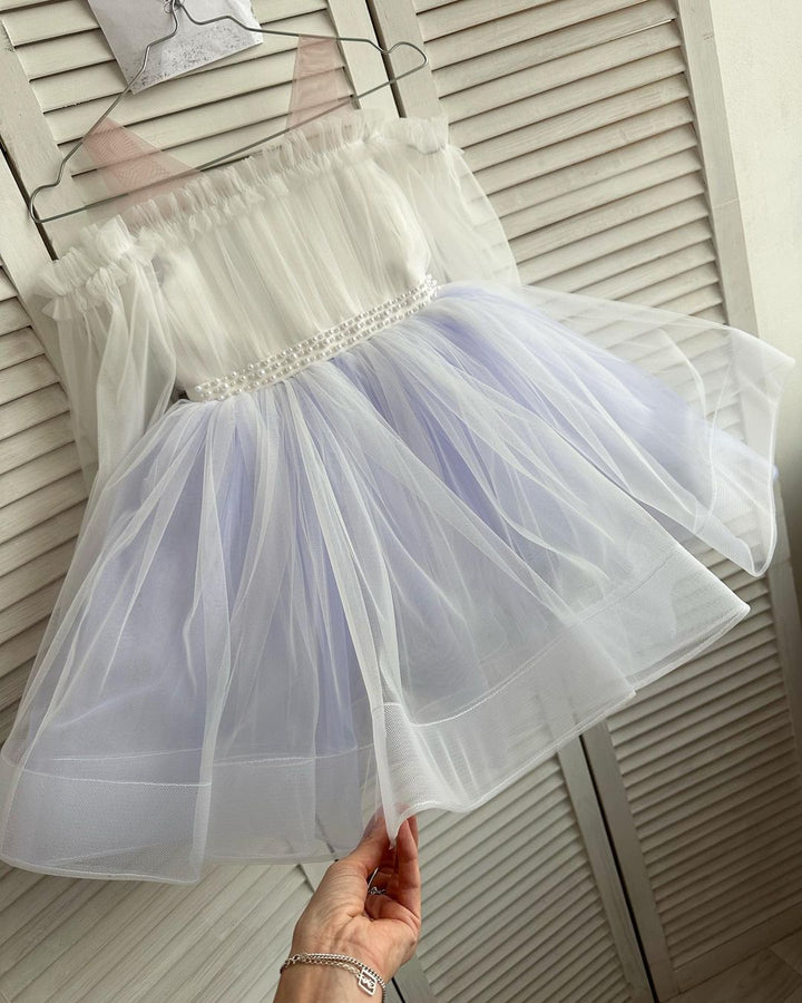 Princess dress with long sleeves and open shoulders