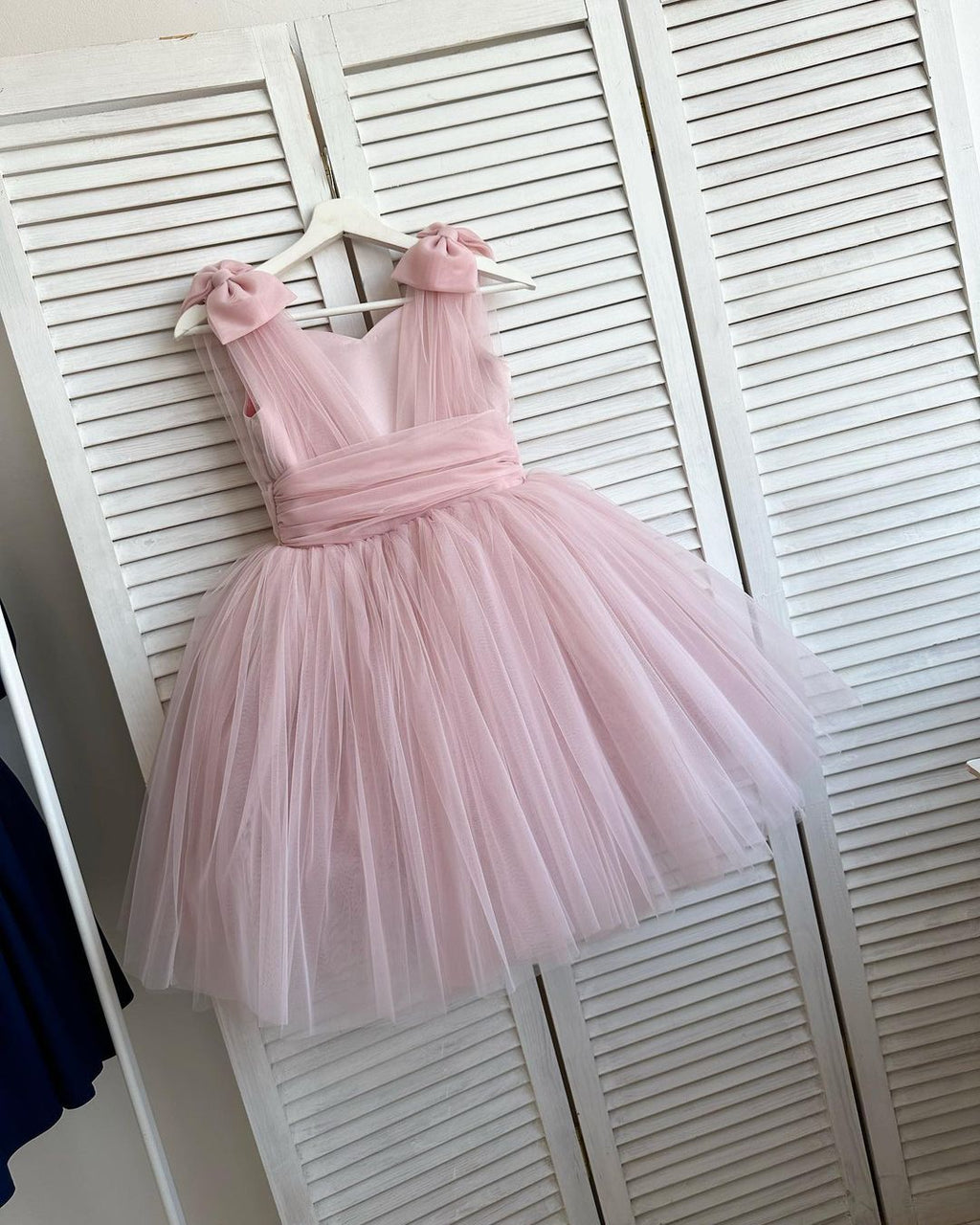 Elegant party dress pink with bows