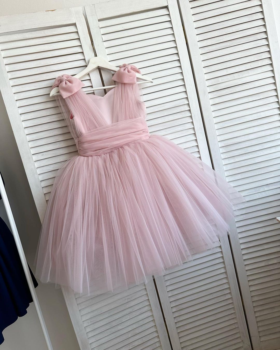 Elegant party dress pink with bows